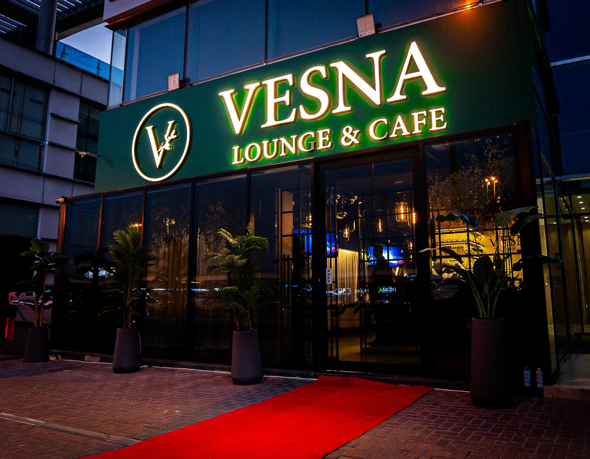 Vesna Lounge & Cafe front at dusk